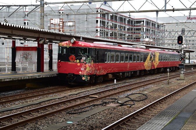 花嫁のれん JR和倉温泉駅に展示されている「花嫁のれん」 - Picture of